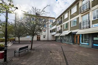 Skvadronsvägen 1